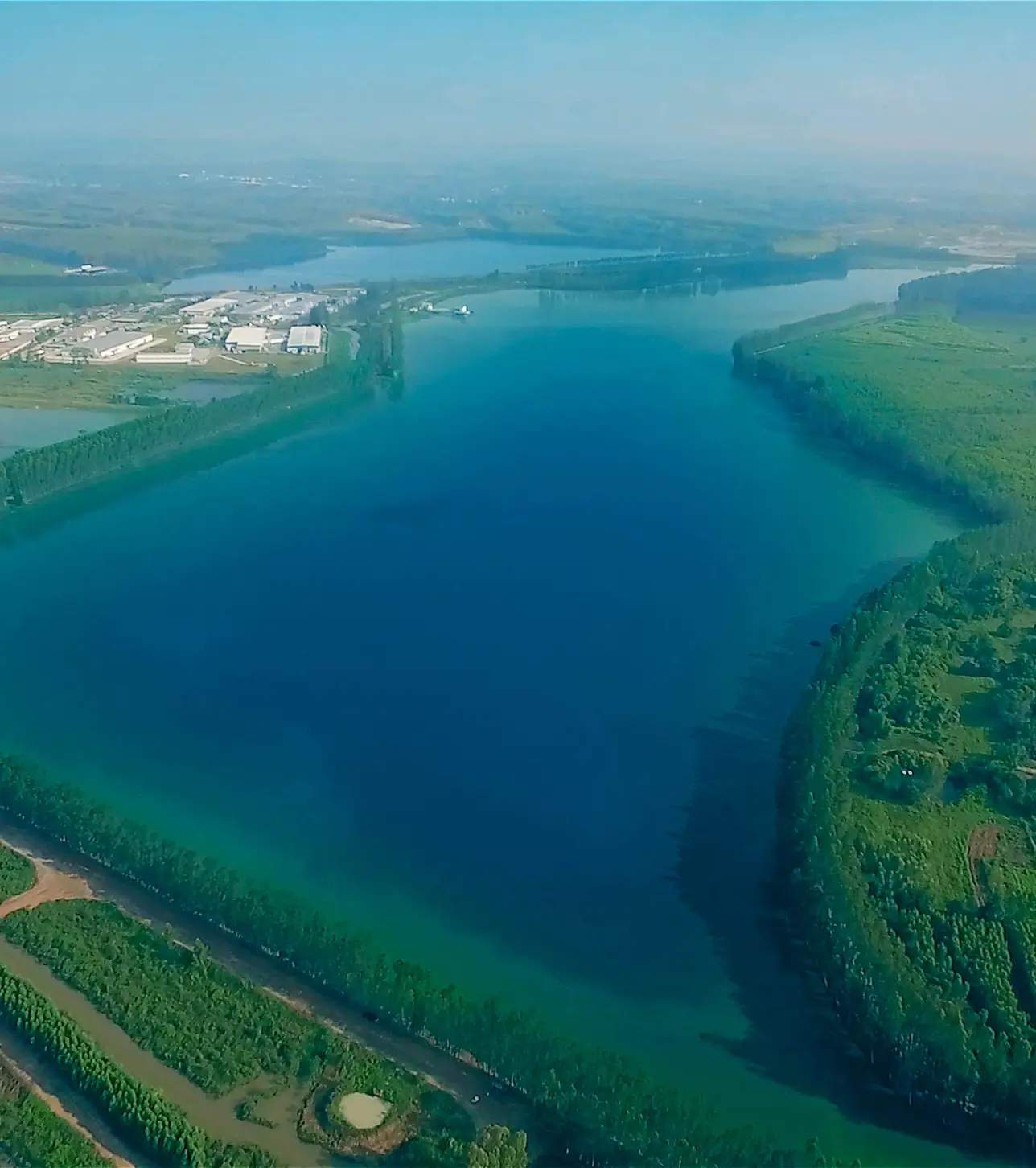 自社保有の大規模工業用貯水池 