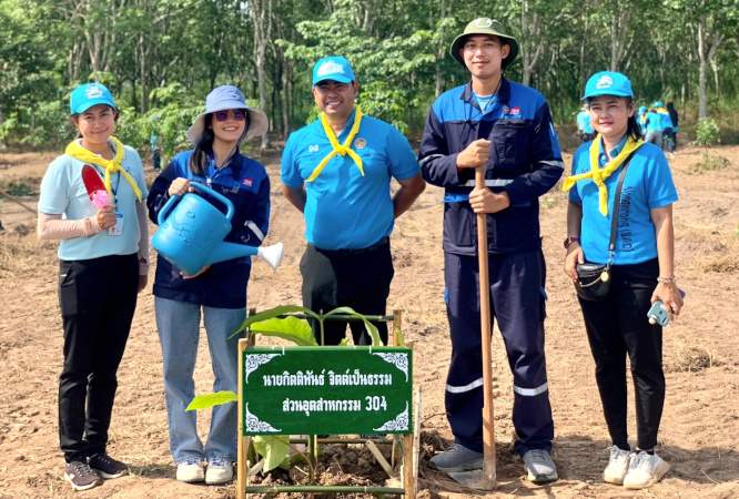 สวนอุตสาหกรรม 304 สนับสนุนพันธุ์ไม้ยืนต้นและเข้าร่วมปลูกต้นไม้ในโครงการปลูกป่าเฉลิมพระเกียรติ