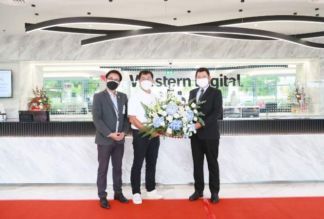 304 Industrial Park Attends Opening Ceremony for Western Digital’s New Production Building and Presents a Bouquet